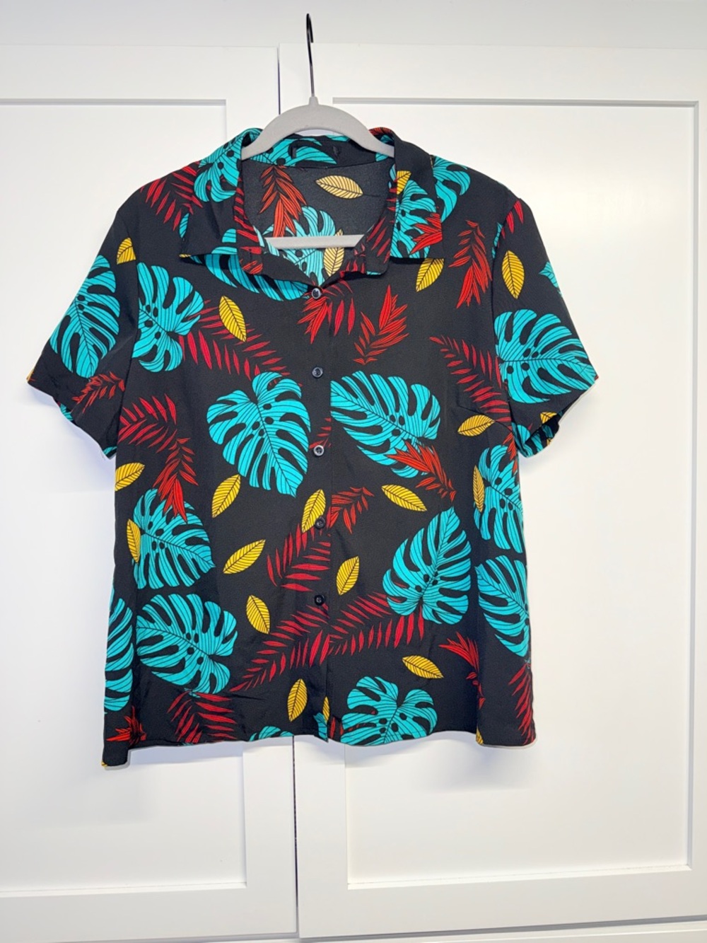 Men's Black Tropical Print Short Sleeve Button-Down Shirt